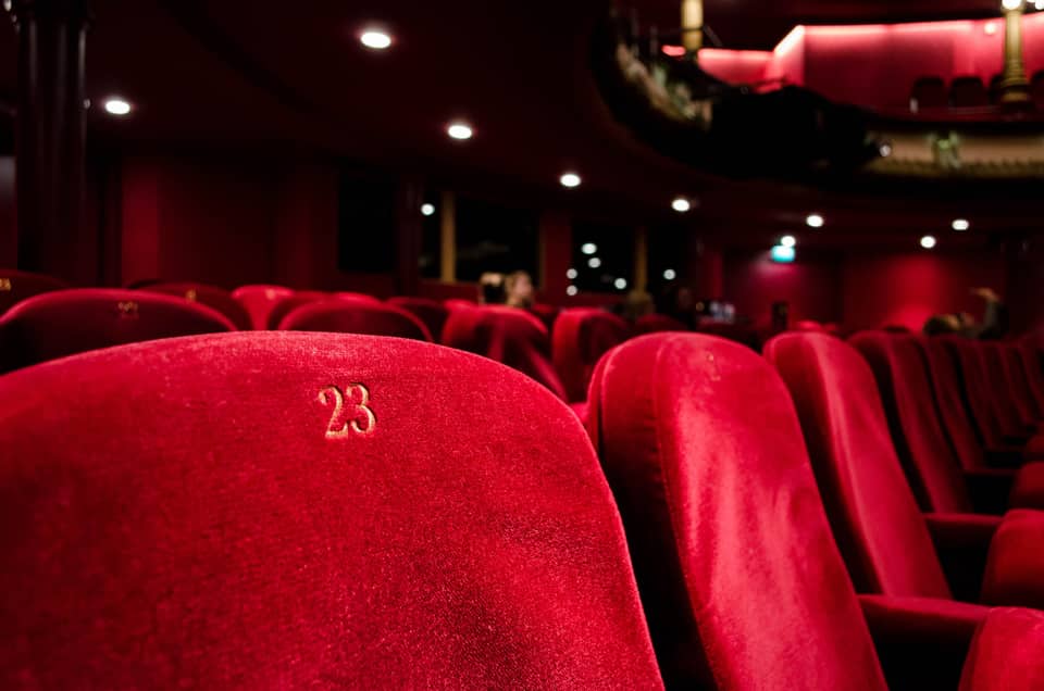 Indicadas para uso em salas de cinema, as chapas RF em estruturas reforçadas podem resistir até 2 horas ao fogo.