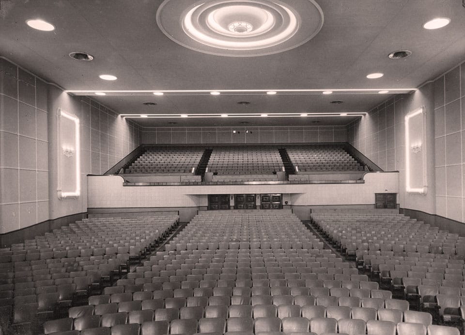 A Riveplac fez o revestimento do Cine Gonzaga em Santos já há mais de 30 anos.