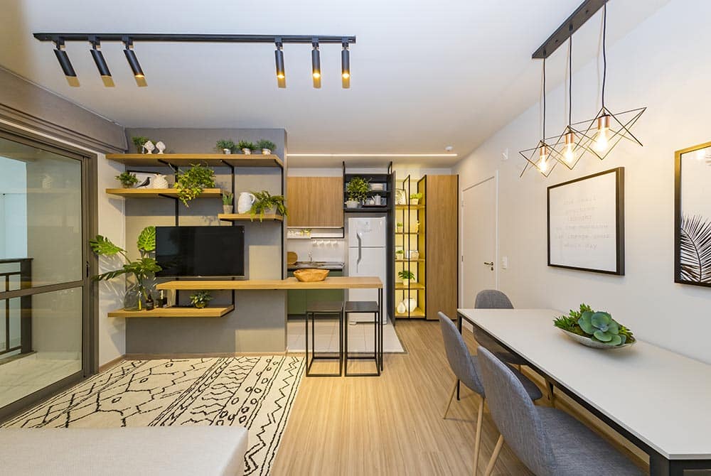 As divisórias para 2 ambientes e dividem e delimitam espaços como a sala de jantar e a cozinha.